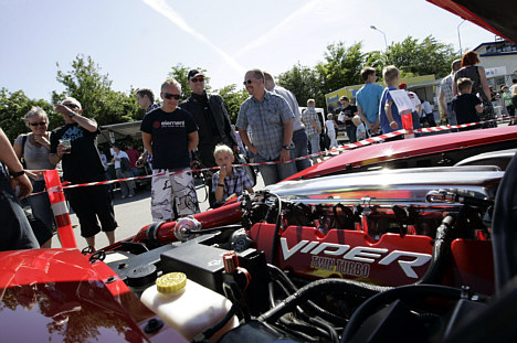Sportscar Event er også en biludstilling, hvor man kan kommehelt tæt på bilerne – og det er ikke svært at overtale ejeren til at gi’ et kig ned i det allerhelligst. Adgang for voksne koster 50 kr.